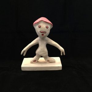 פסלון ילד עם כובע מקרמיקה