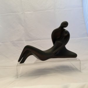 פסלון ברונזה - זוג של גבר יושב ואישה שוכבת